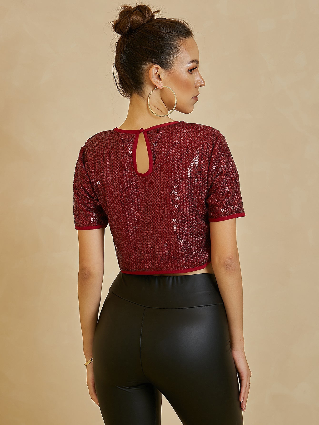 UNIQUE21 Round Neck Solid Sequin Crop Top