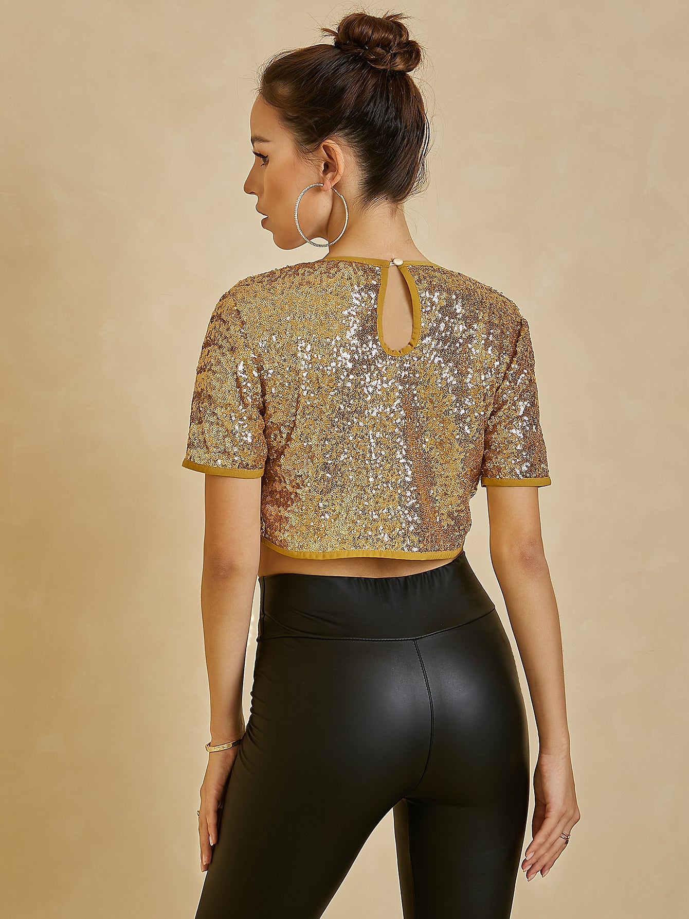 UNIQUE21 Round Neck Solid Sequin Crop Top